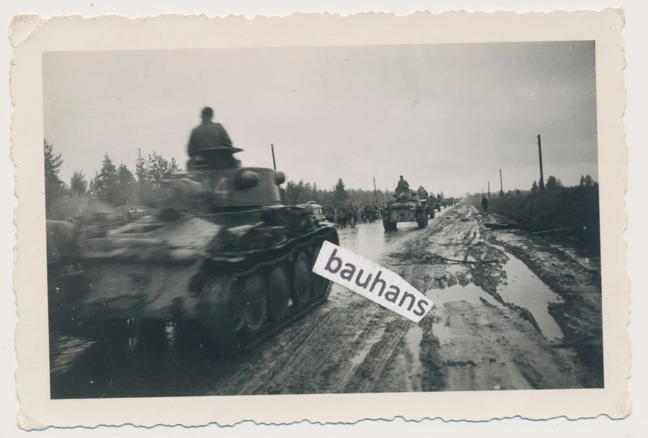 Foto Russland Wehrmacht Panzer Tank Vormarsch Rollbahn Leningrad 2 WK (2193n)