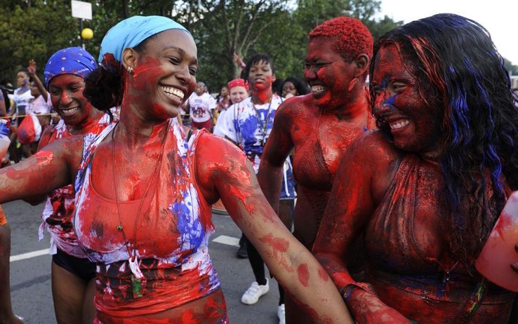 http://tg24.sky.it/static/contentimages/original/sezioni/tg24/spettacolo/2012/08/26/londra_carnevale_notting_hill_01.jpeg