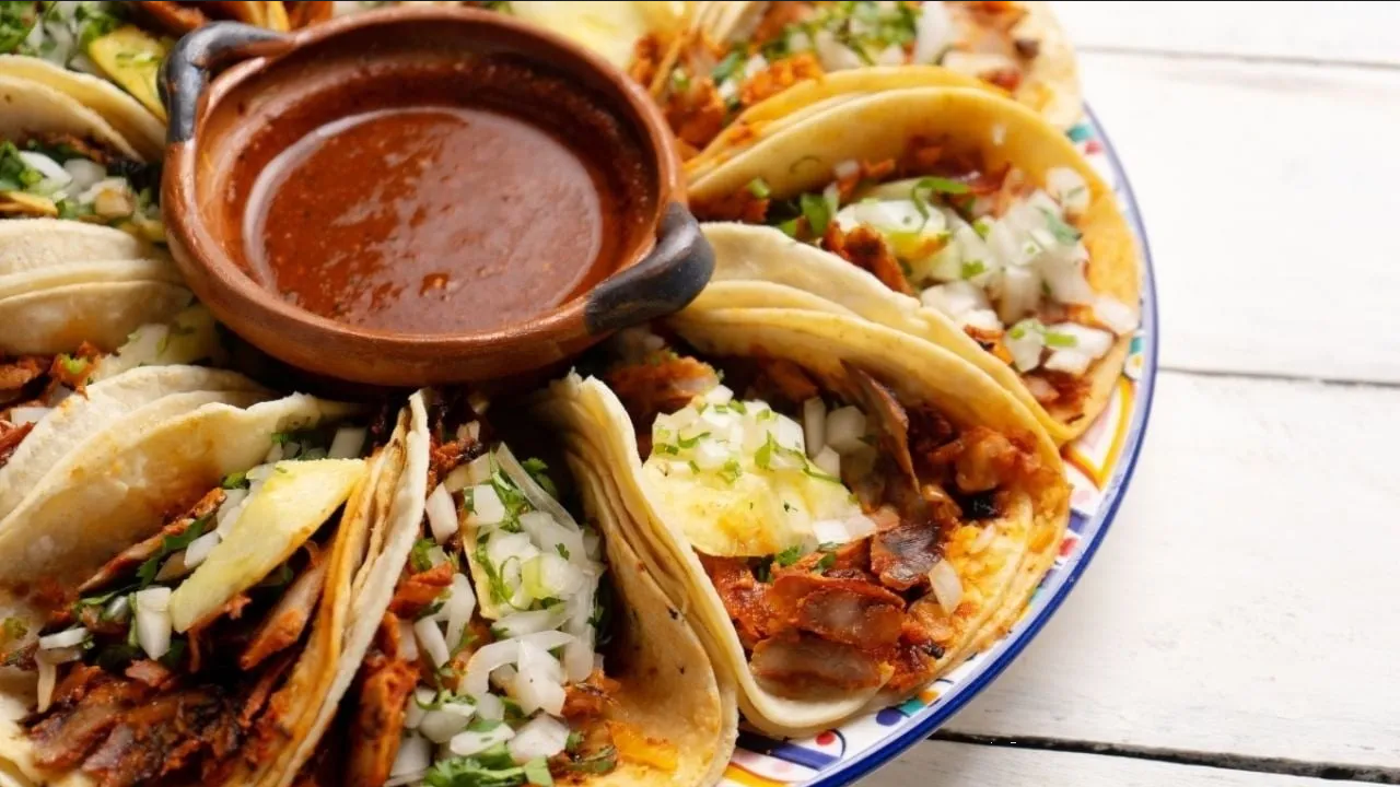 ¿Tacos de fin de semana? Así se hace la salsa roja en molcajete para acompañarlos