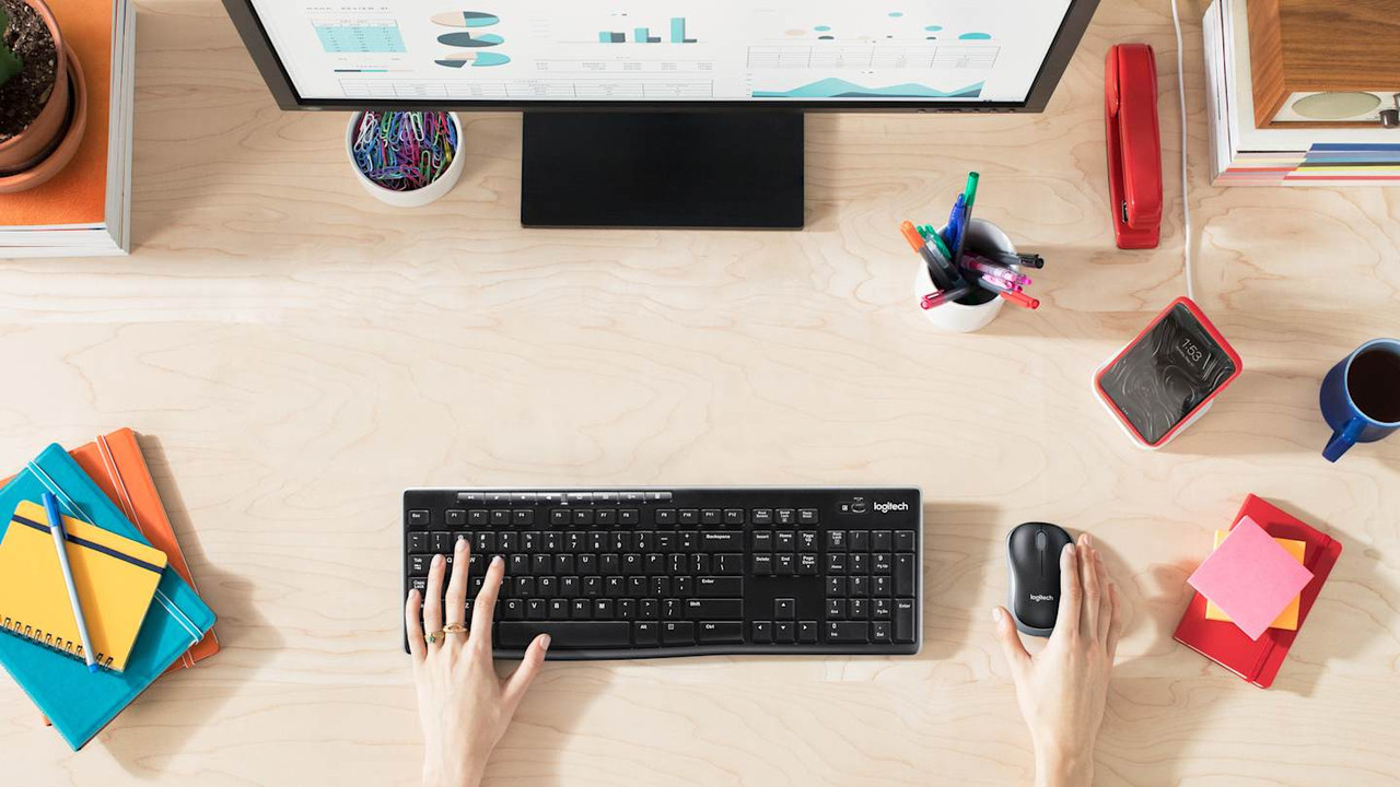 Combo de teclado y mouse inalámbrico Logitech MK270, con diseño de teclas de acceso rápido.