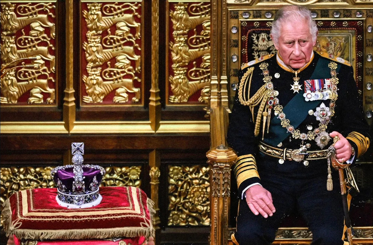 Adaptan tamaño de la corona real para el rey Carlos III