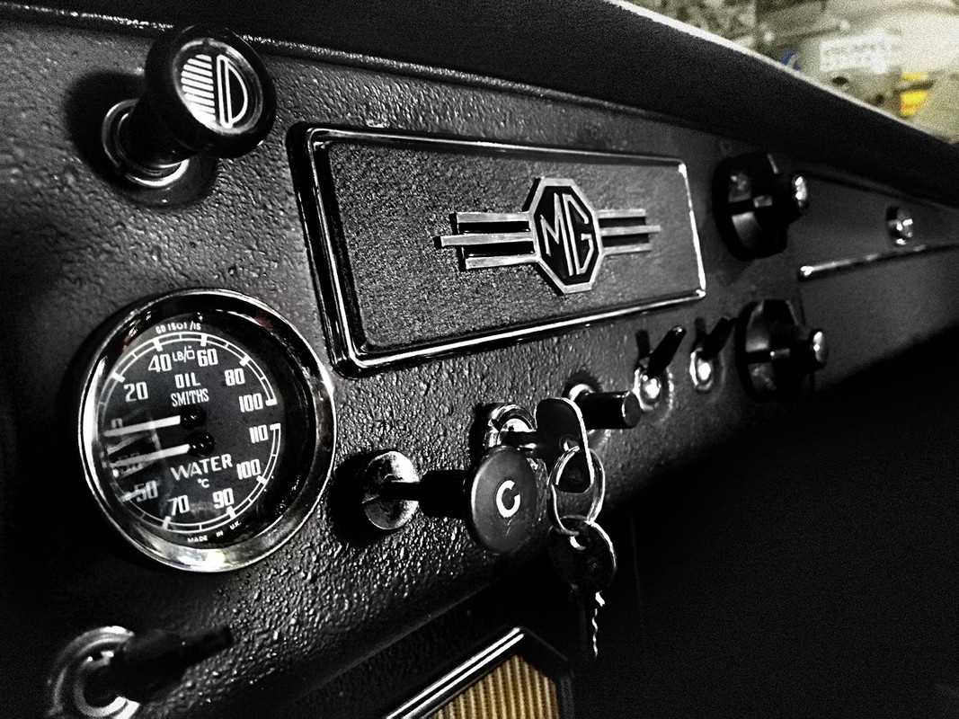 MGB_GT_EA2402-4