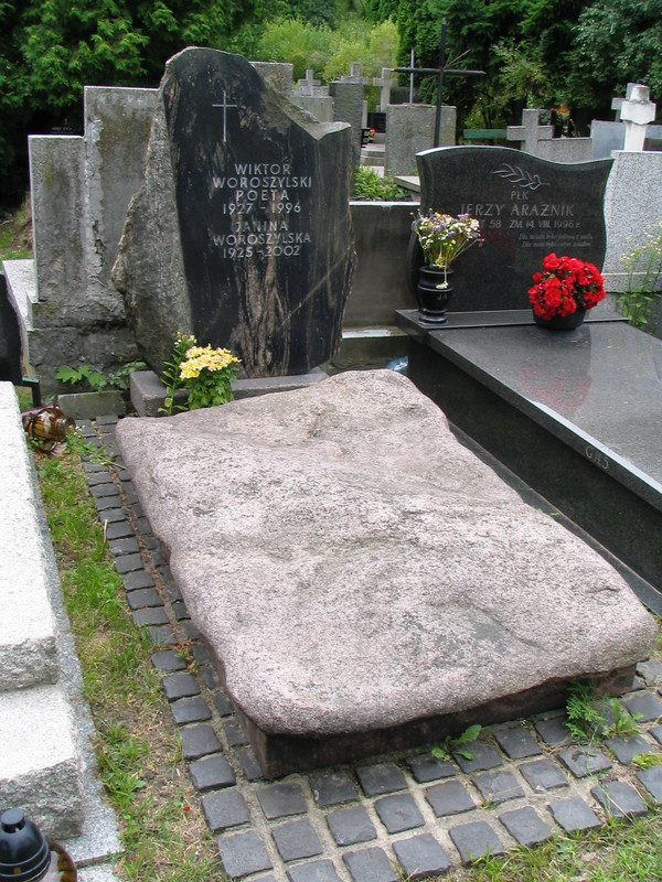Nagrobek-Wiktor-Woroszylski