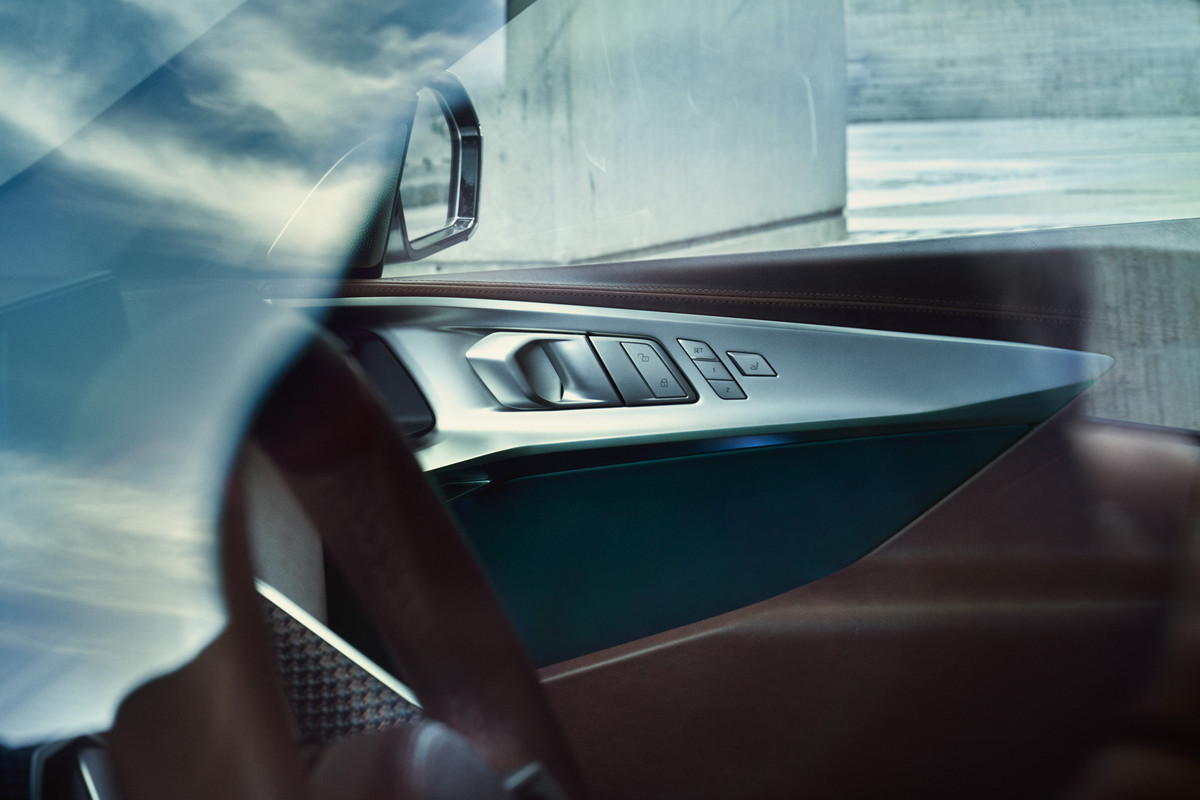 P90445537_highRes_bmw-concept-xm-11-21