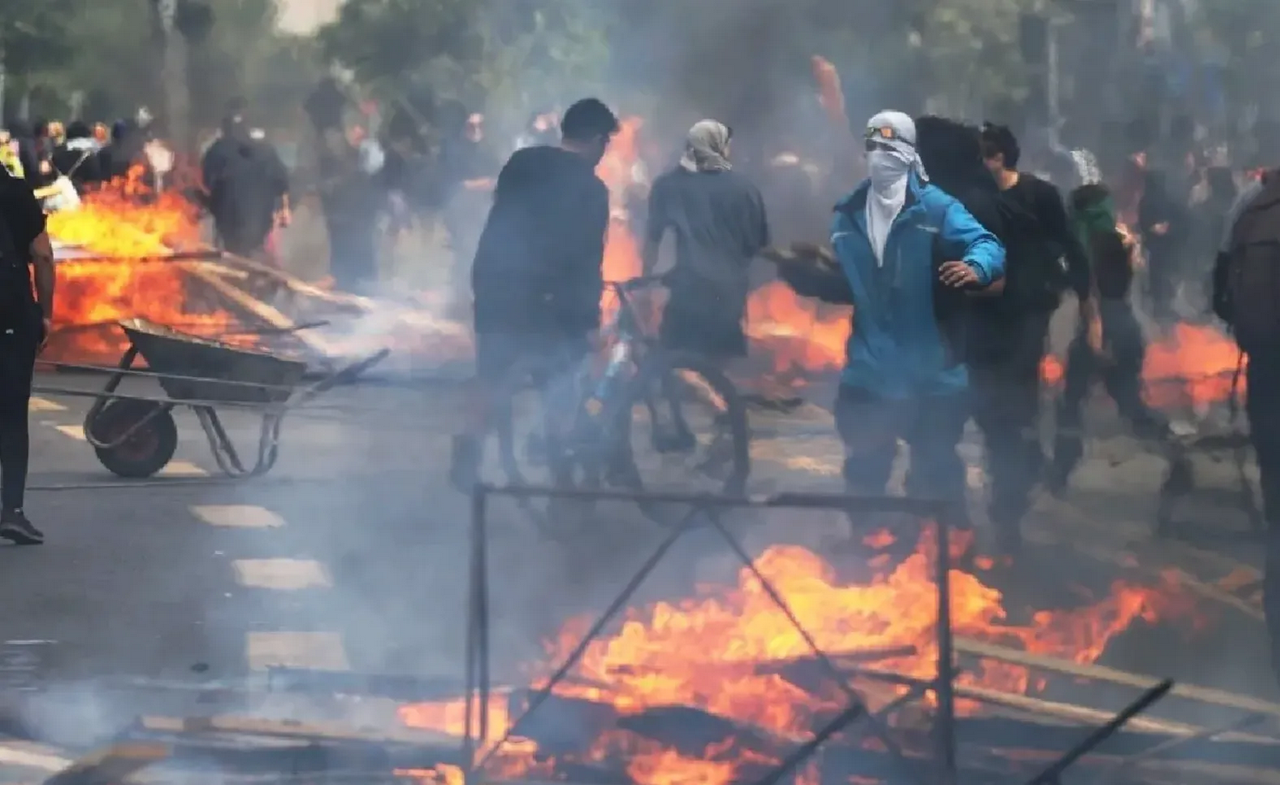 Antisociales queman colegio e intentan incendiar una capilla en Chile