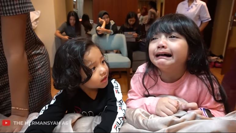 Arsy yang menangis saat Ashanty akan menjalani operasi. 