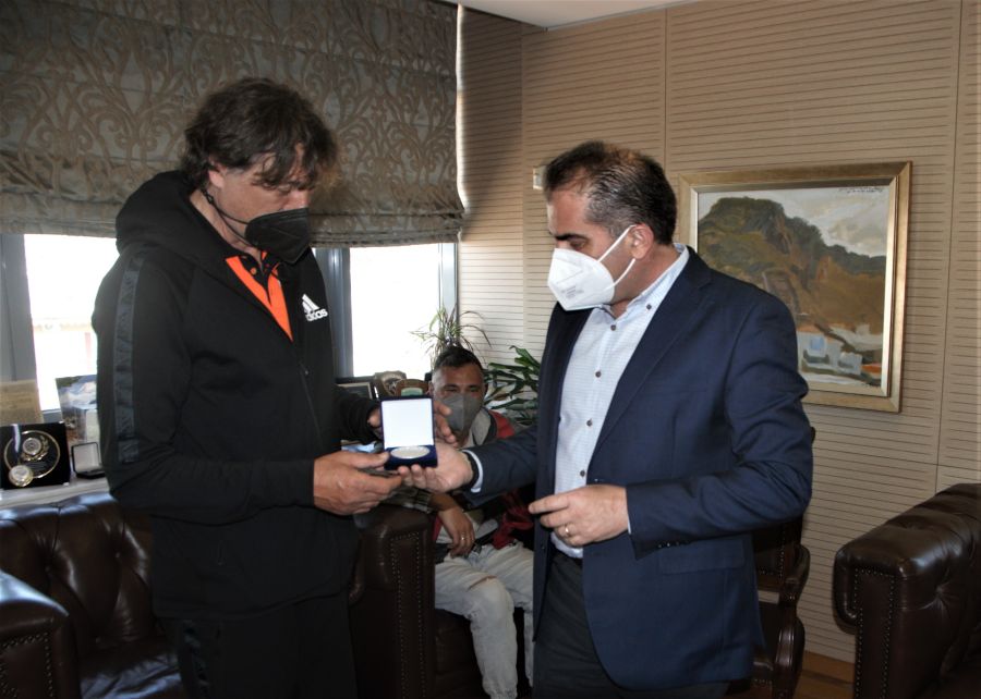 , T&epsilon;&nu;&tau;ό&gamma;&lambda;&omicron;&upsilon;, &Kappa;&alpha;&rho;&alpha;&lambda;ή&sigmaf;, &Pi;&omicron;&mu;ά&sigma;&kappa;&iota;, &Tau;&sigma;ά&tau;&omicron;&upsilon;&mu;&alpha;&sigmaf;, &sigma;&tau;&omicron;&nu; &Delta;ή&mu;&alpha;&rho;&chi;&omicron; &Kappa;&alpha;&lambda;&alpha;&mu;ά&tau;&alpha;&sigmaf; &epsilon;&nu; ό&psi;&epsilon;&iota; &tau;&omicron;&upsilon; camp &alpha;&lambda;&mu;ά&tau;&omega;&nu; &sigma;&tau;&omicron; &Sigma;&tau;ά&delta;&iota;&omicron; &Pi;&alpha;&rho;&alpha;&lambda;ί&alpha;&sigmaf; (pics)