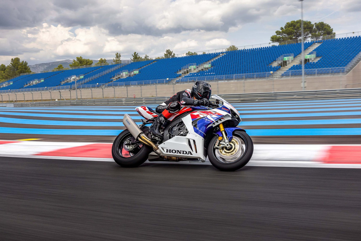 Спортбайк Honda CBR1000RR-R Fireblade SP 30th Anniversary 2022