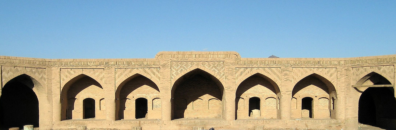 Neyestanak-Caravanserai-Inner-Courtyard-