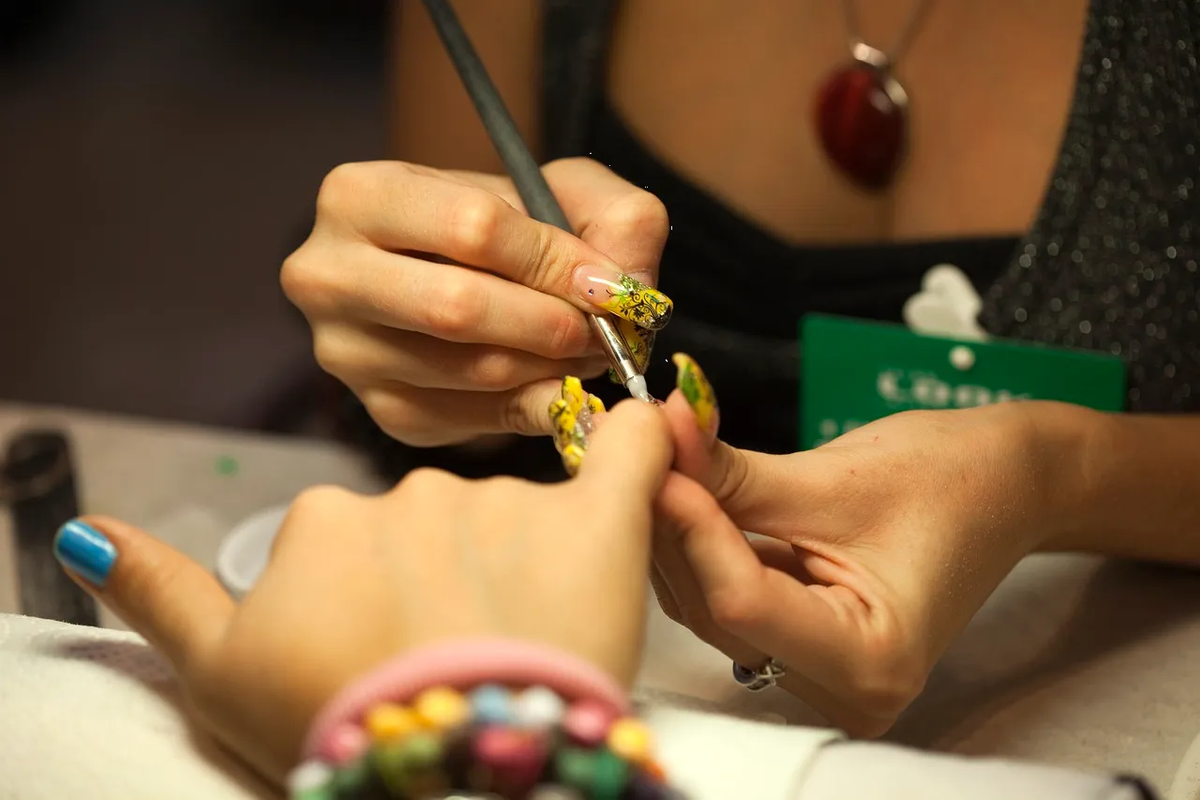 Ideas de diseños de uñas con soles, para darle la bienvenida a la primavera