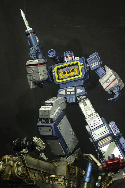 Imaginarium-Arts-Soundwave-Statue-Colored-09