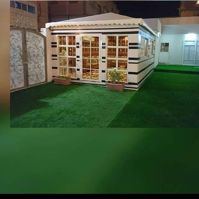 بيت شعر مع نوافذ كبيرة