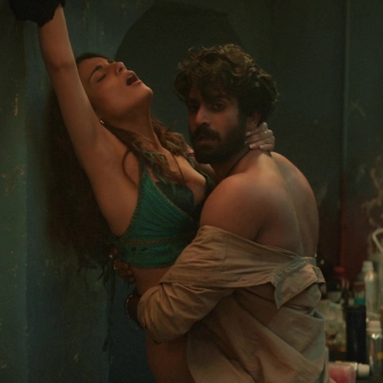 sexy-scene-of-radhika-madan-in-saas-bahu-aur-flamingo