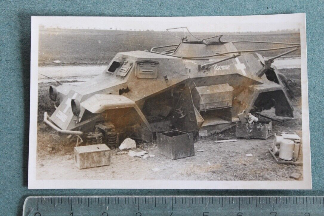 Foto Photo 86822 Panzer tank Panzerspähwagen Panzerwagen Weimar Balkenkreuz Grab
