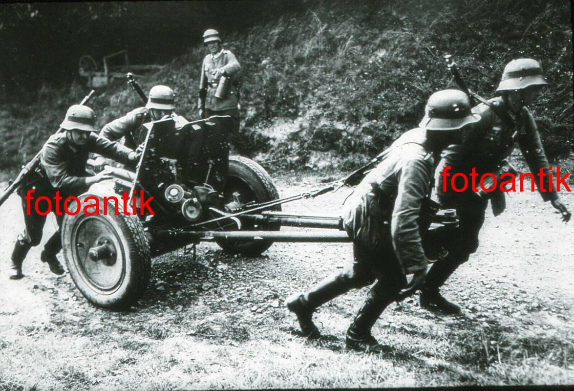 Foto 2 WK Glas DIA Frankreich Pak Geschütz wird in Stellung gebracht Soldaten
