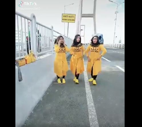 Viral video tiga wanita menari di ruas jalan di Jembatan Suramadu