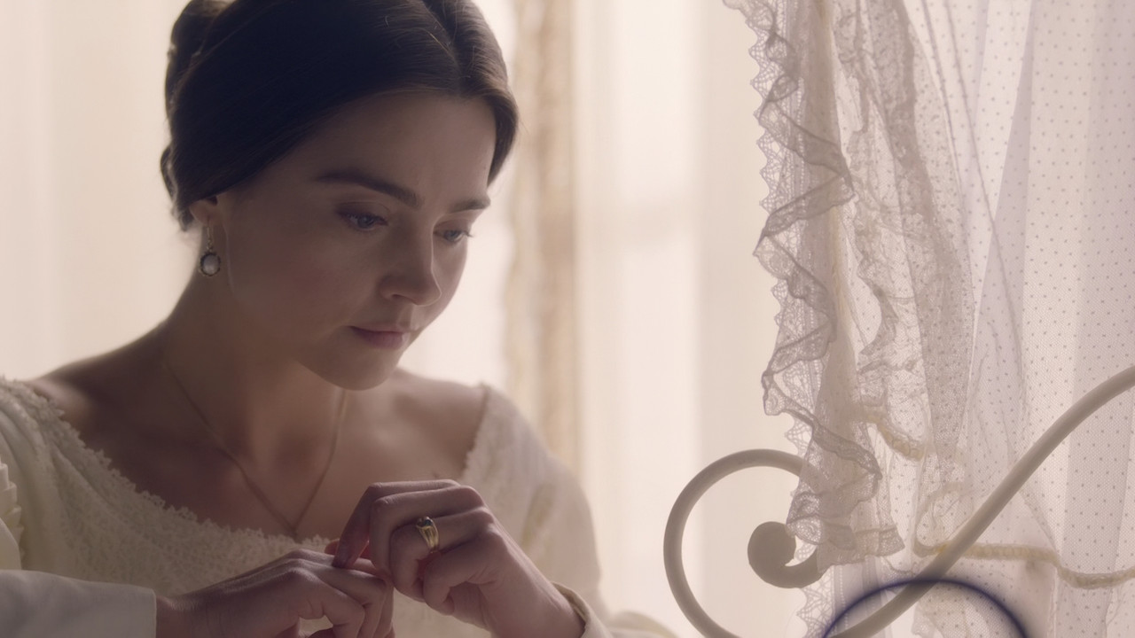 Victoria (2016) - S02E01 - A Soldier's Daughter (1080p BluRay x2