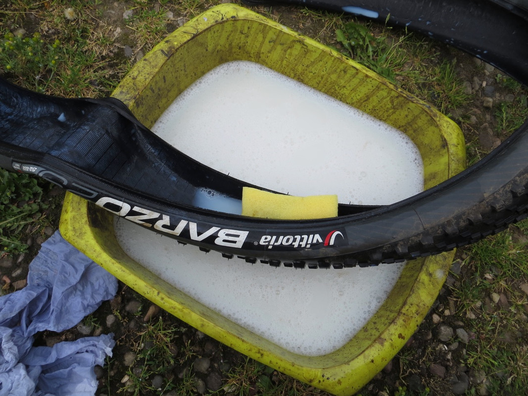Cleaning old sealant out of tyres