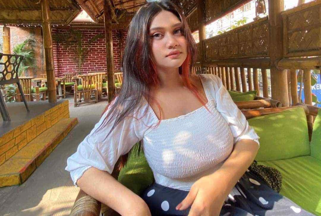 Snapchat Girl Viral Video Showing & Playing With Her Huge Boobs With Full Face