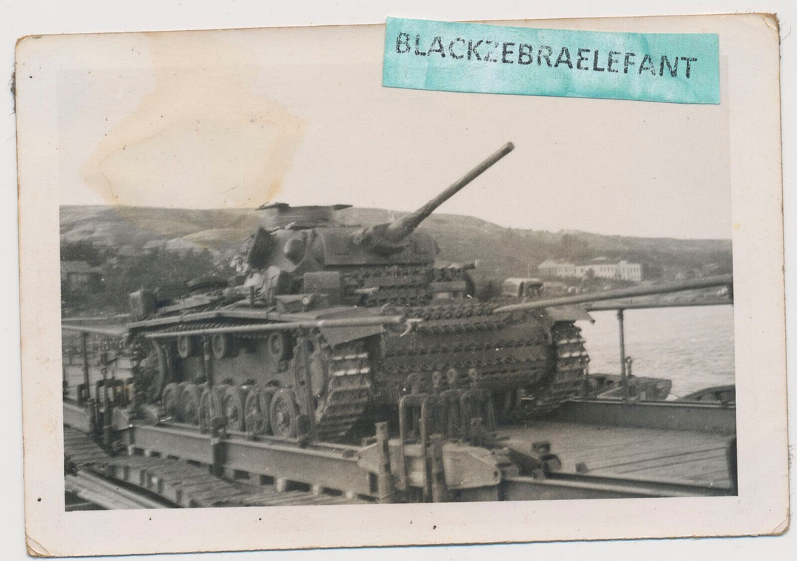 Foto wk2 Deutscher Panzer an Front auf Flußübergang