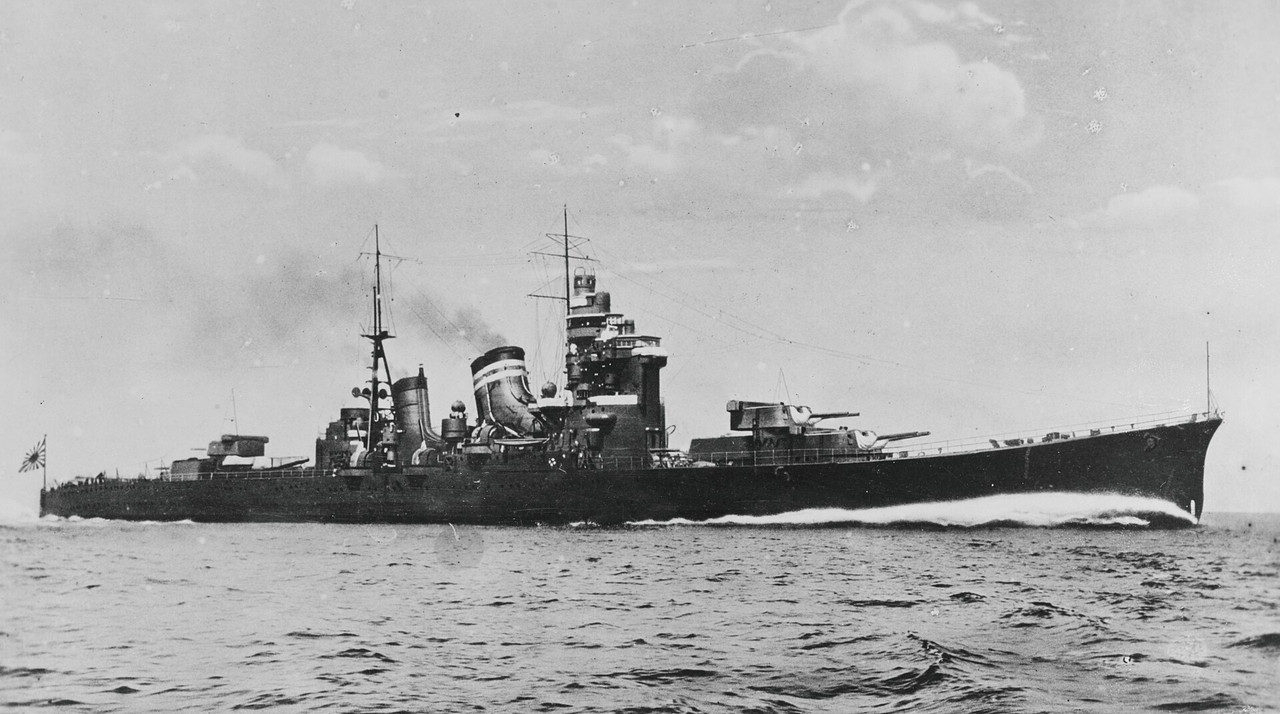 NH_111605_Japanese_heavy_cruiser,_HIJMS_NACHI_(cropped)