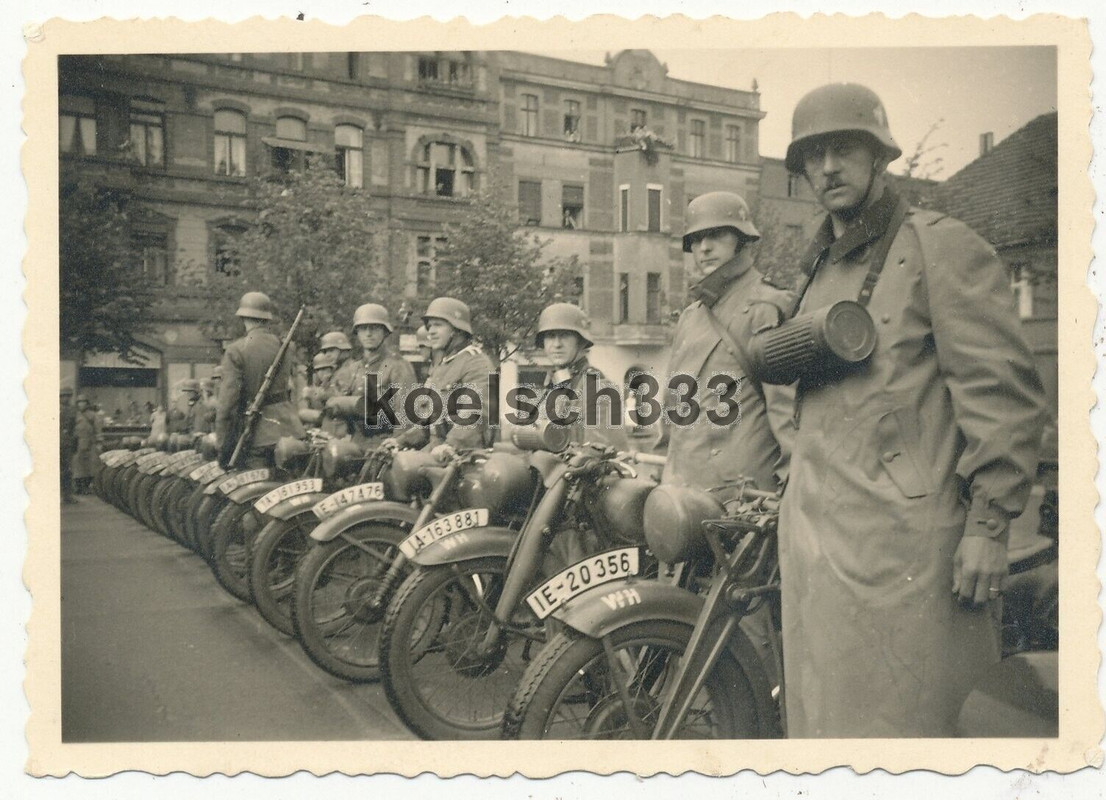 Foto Kradmelder der Wehrmacht an Motorrädern auf einem Marktplatz