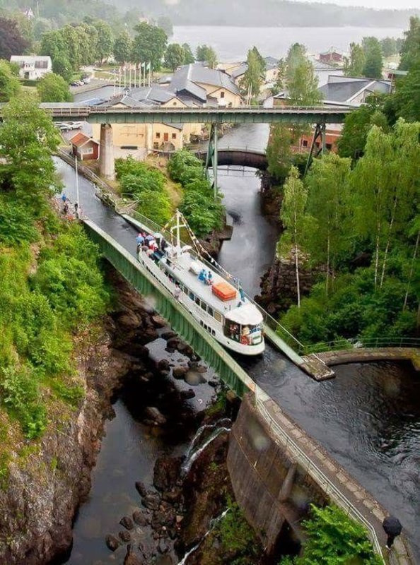 green-narrowboat-canal-sw-eden.jpg