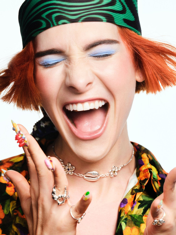 Hari Nef, dal film Barbie alla campagna Desigual FW23-24 Hari Nef, dal film Barbie alla campagna Desigual FW23-24