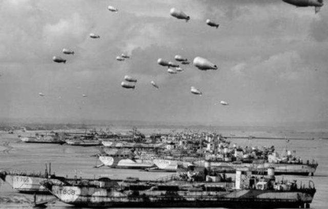 Globos aerostáticos y embarcaciones de desembarco LCT británicas en una playa de Normandía Globos aerostáticos y embarcaciones de desembarco LCT británicas en una playa de Normandía