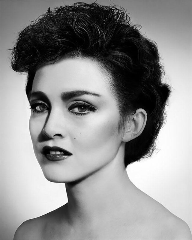 Художник создает жуткие портреты знаменитостей, сделанные из снимков других людей