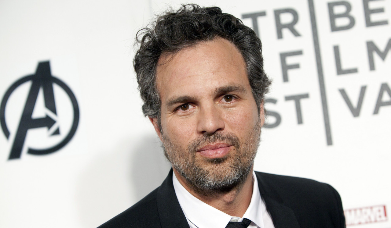 Cabelo preto marrom e penteado alternativo de Mark Ruffalo  em 2024