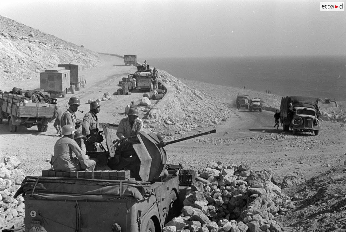 La colonne est protégée par un canon de FlaK-38 de 2 cm installé à bord d'une voiture Kfz-18.