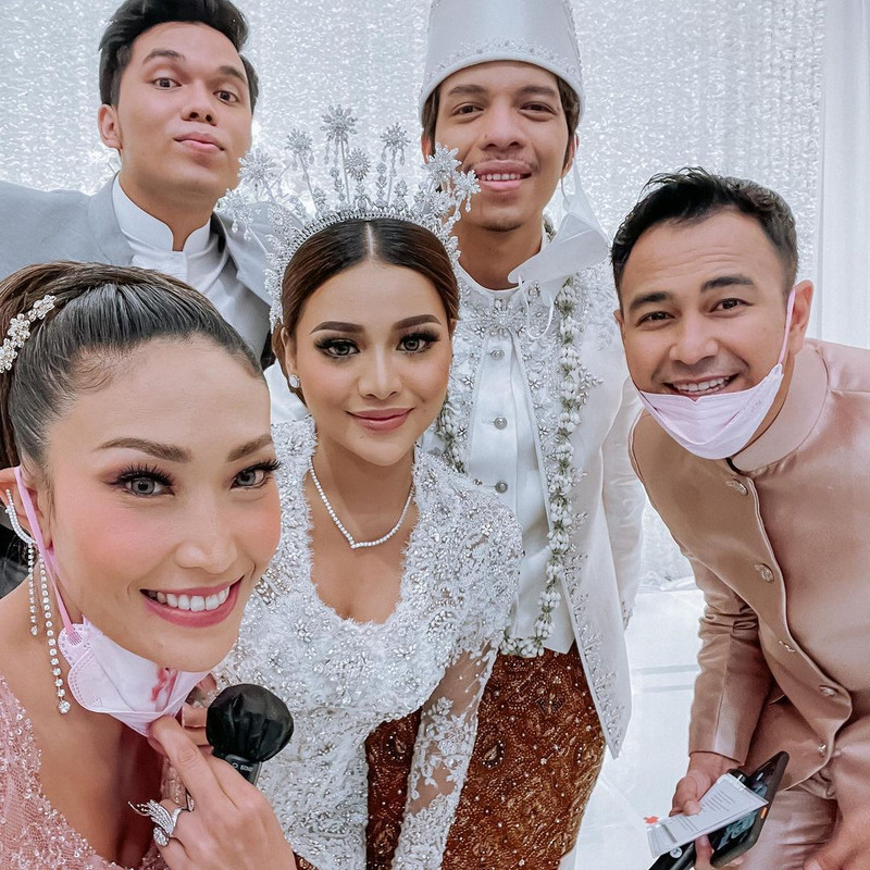 Raffi Ahmad dan Ayu Dewi jadi host di acara live pernikahan Atta dan Aurel