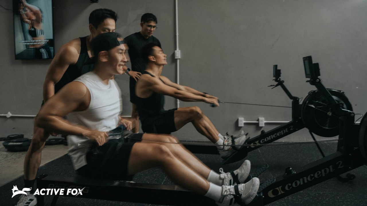 Học viên tập rowing machine tại Active Fox theo xu hướng Hybrid Training toàn cầu