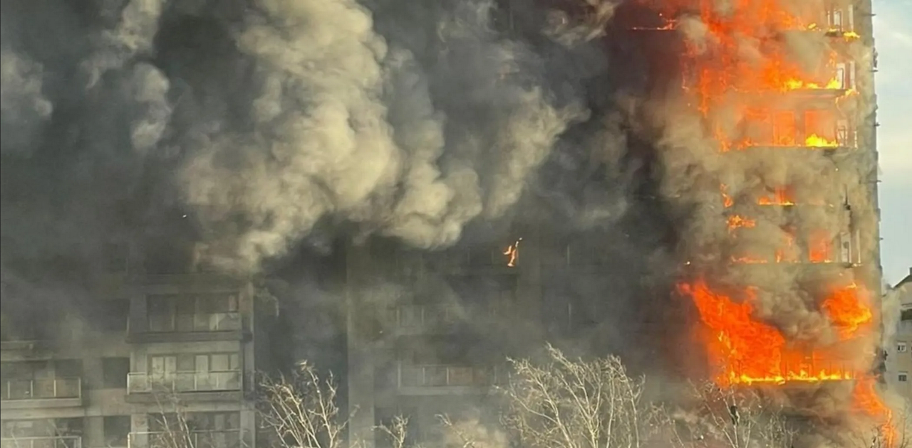 Incendio consume edificio en Valencia, España