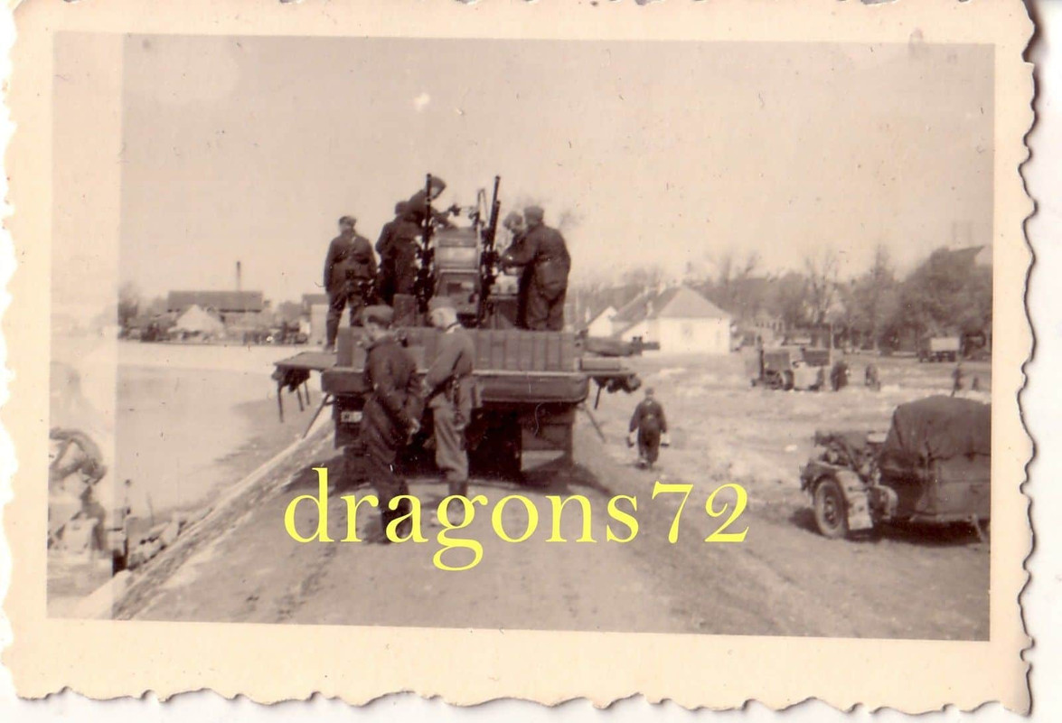 Foto Südfront Balkan an der Lawe Kfz SdKfz Halbk