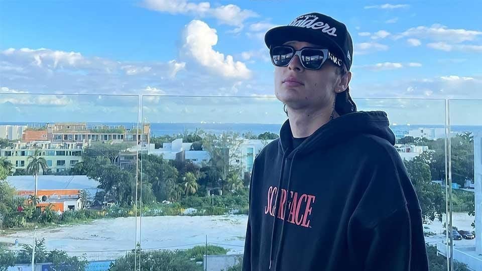 Peso Pluma cancelaría convivencia con admiradores por estar 'crudo'; fans pagaron costosos boletos