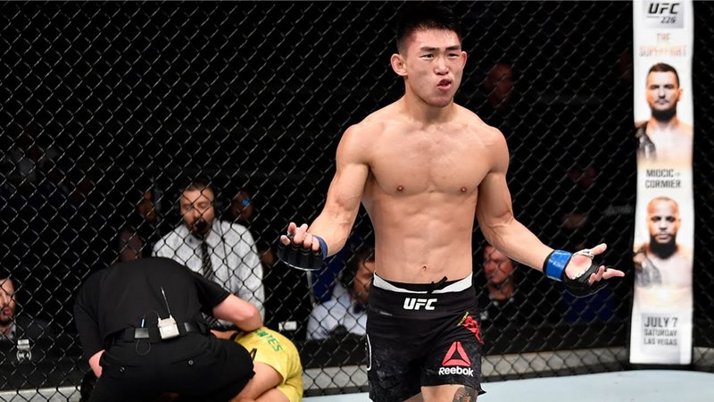 Въоръжени мъже ограбиха звезда на UFC