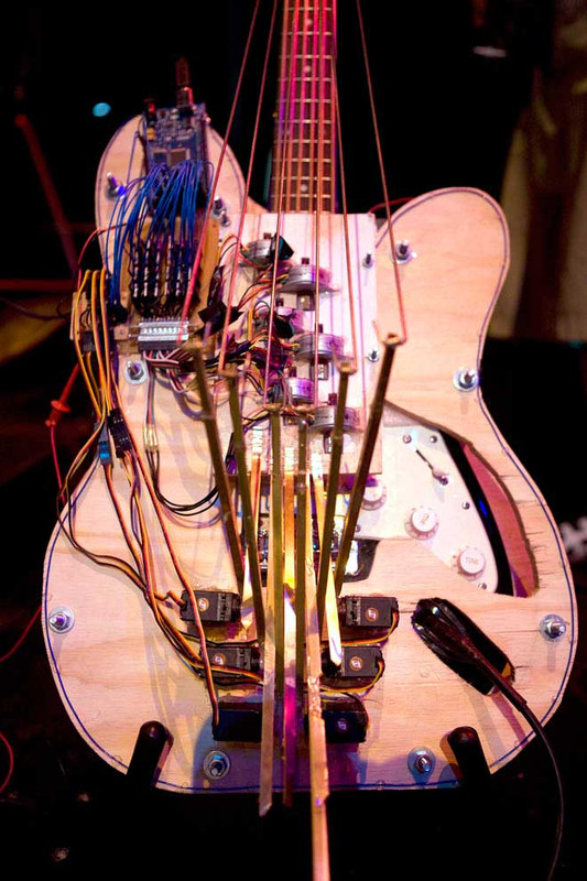 robot-guitar_660