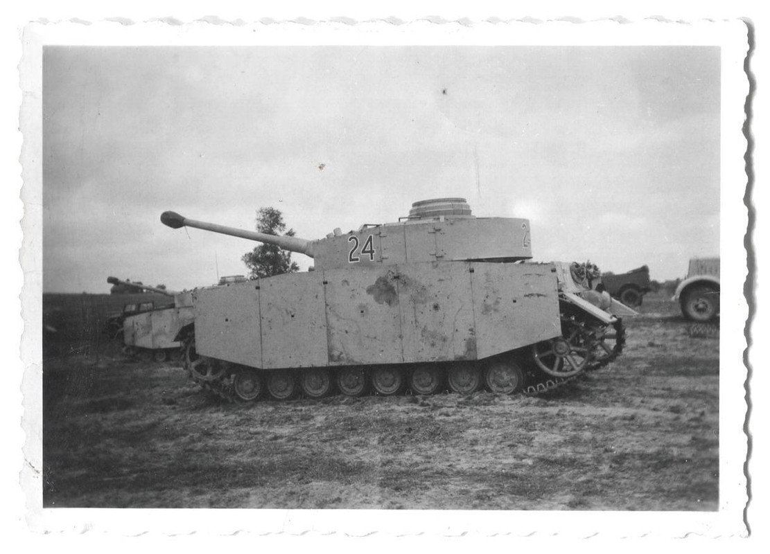 Foto Panzer IV Panzerregiment GD Turmnummer 24 ( 2 )