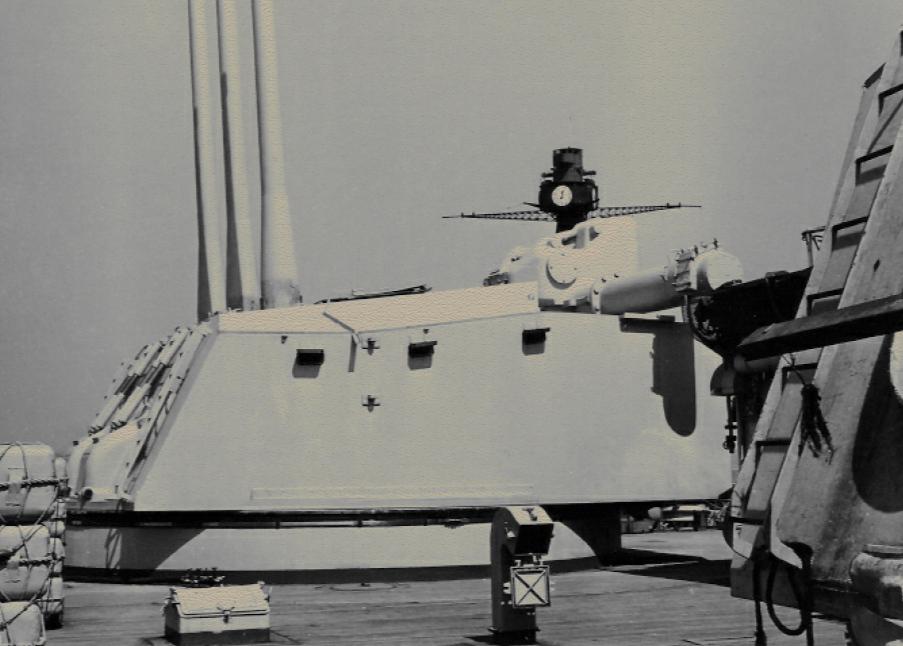 MN-Richelieu-una-torre-de-canon-secundaria-de-152-mm-en-su-elevacion-maxima-de-90.jpg