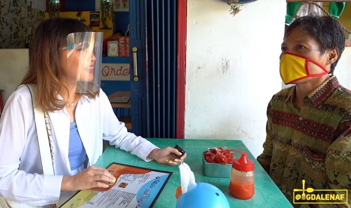 Magda ketika berbincang bersama Suminto, pemilik warung Steak Potik.
