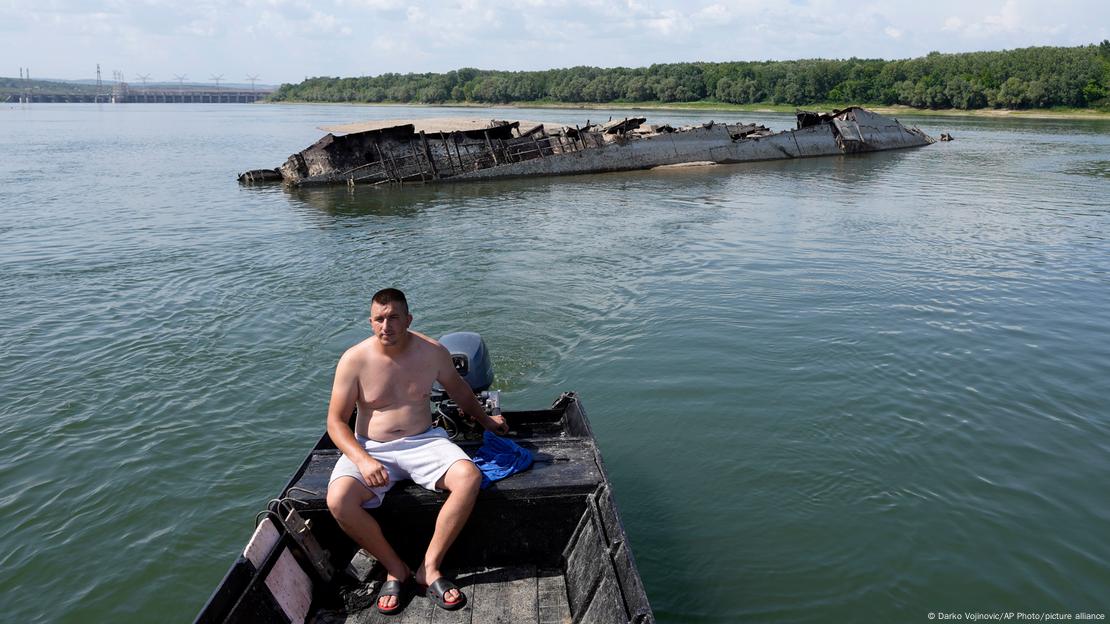 Buque de guerra nazi en un Danubio casi seco