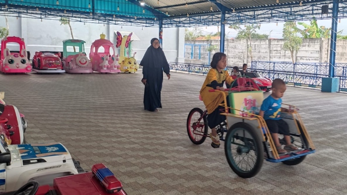 Pengunjung anak-anak sedang asyik bermain di area Gading Kuning Playground, Jumat (17/2/2023).