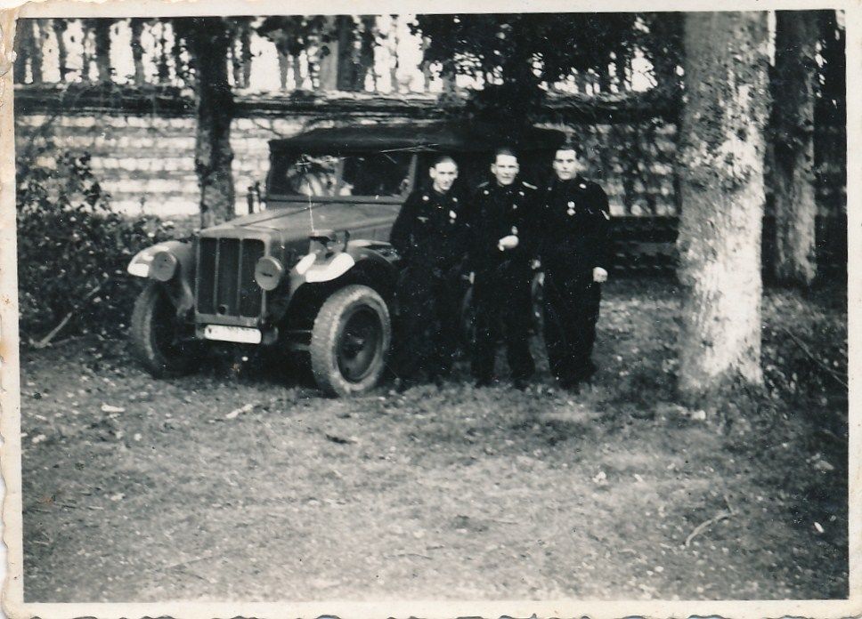 Foto, Panzermänner mit Geländewagen