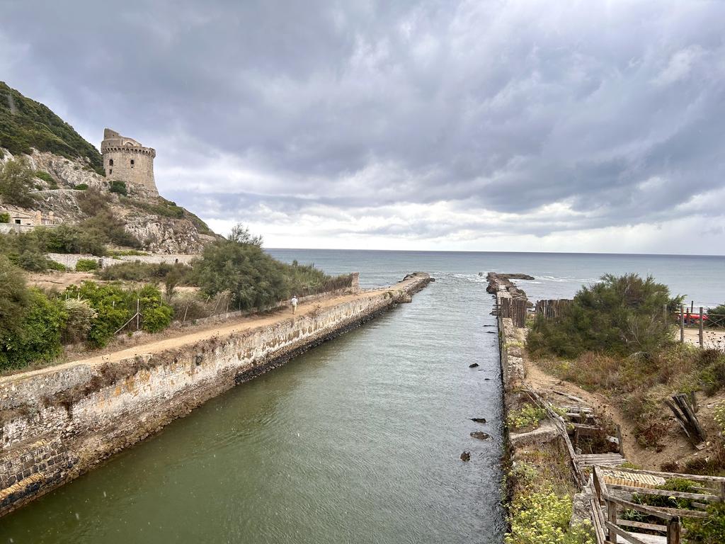Жаркий сентябрь на побережье Тирренского моря.