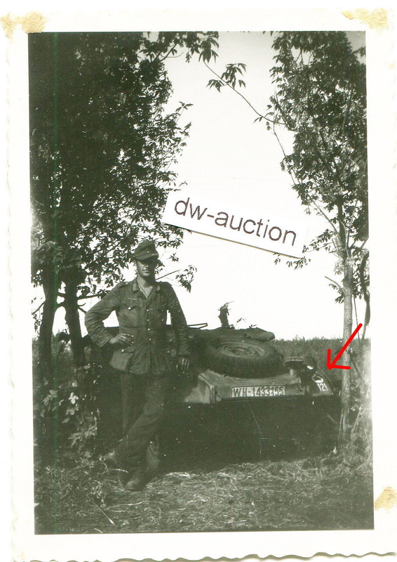 Kübelwagen mit Nummernschild und Kennung Wappen