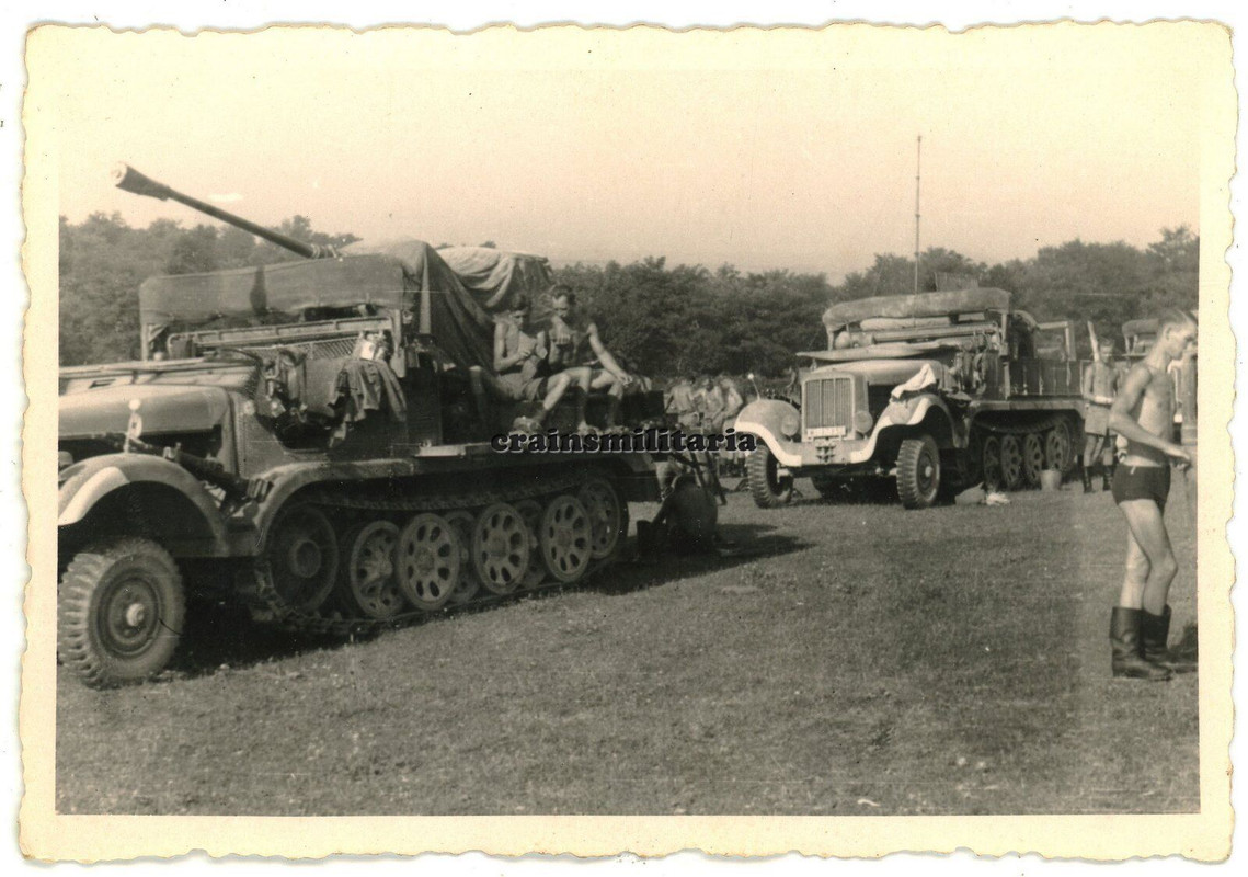 Orig. Foto SdKfz Halbkette Zugmaschine mit 3,7 cm Flak Geschütz