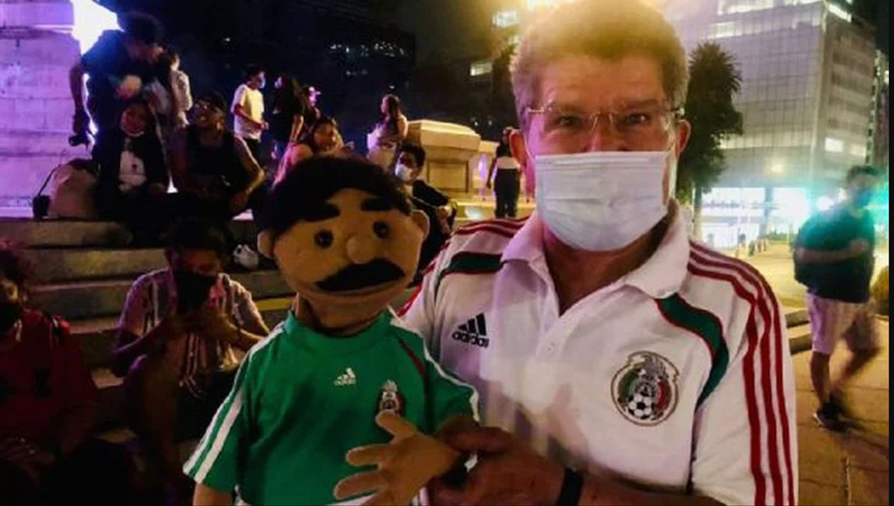 Aficionados celebran en el Ángel el pase de México al Mundial de Qatar 2022