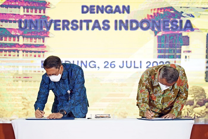 Direktur Utama KAI Didiek Hartantyo dan Rektor Universitas Indonesia Ari Kuncoro menandatangani MoU terkait SDM di Kantor Pusat KAI, Bandung (26/7).